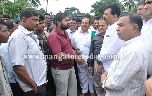 Brooms and slippers greet Congress delegation in Niddodi